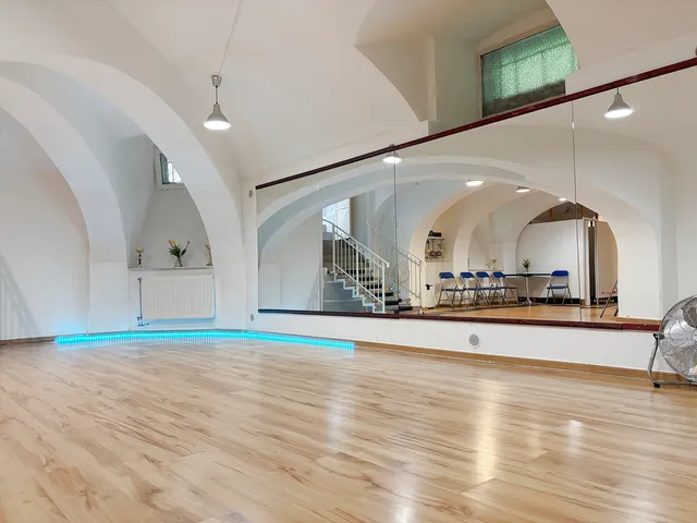 Eladó kereskedelmi és ipari ingatlan Budapest XI. kerület, Lágymányos 104 nm