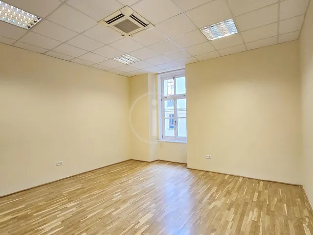 Kiadó kereskedelmi és ipari ingatlan Budapest V. kerület, Belváros 185 nm