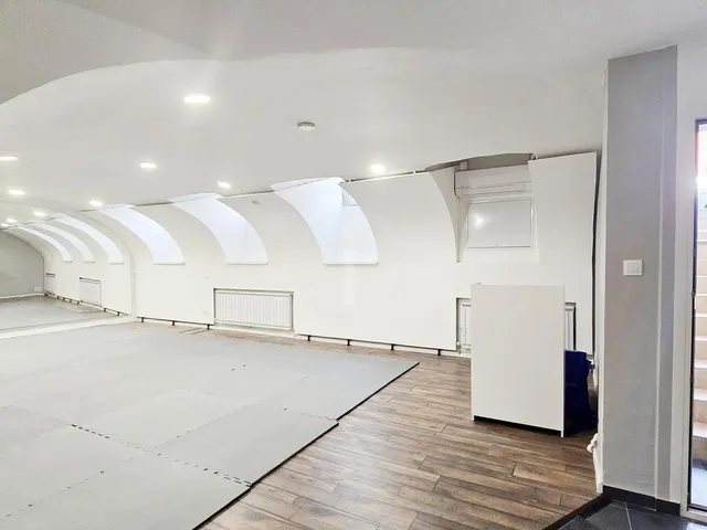 Eladó kereskedelmi és ipari ingatlan Budapest VI. kerület, Nagykörúton belüli terület 111 nm