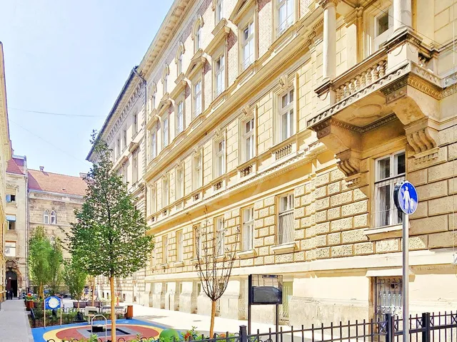 Eladó lakás Budapest VI. kerület, Nagykörúton belüli terület 110 nm