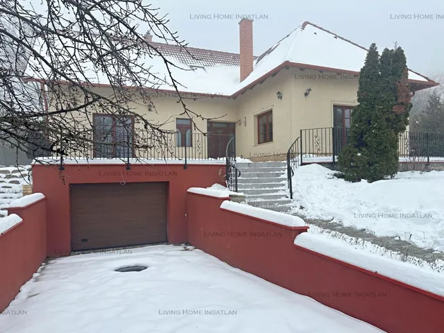 Eladó ház Üröm 236 nm