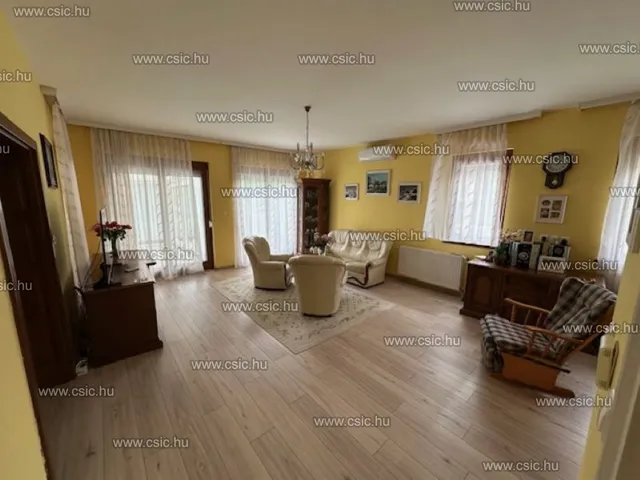Eladó ház Üröm 195 nm