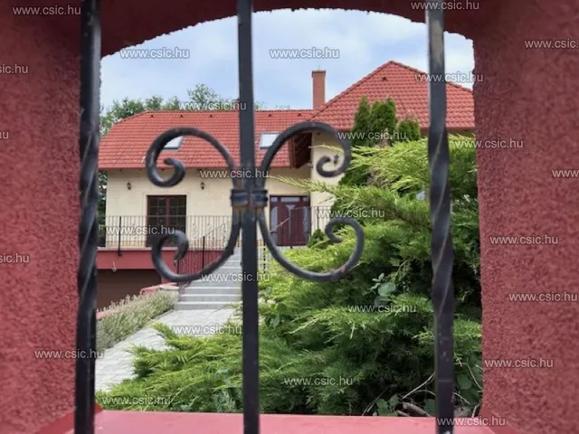 Eladó ház Üröm 266 nm