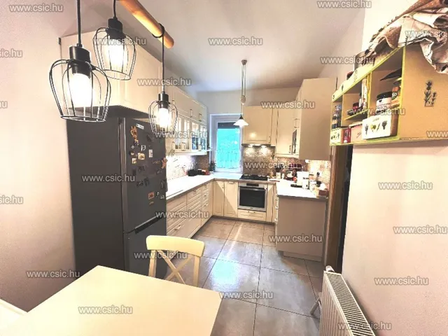 Eladó ház Budapest III. kerület, Békásmegyer 136 nm
