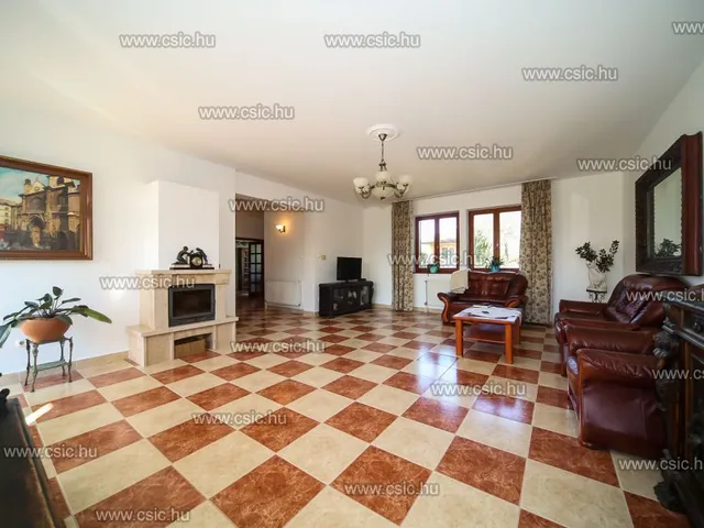 Eladó ház Csomád 215 nm