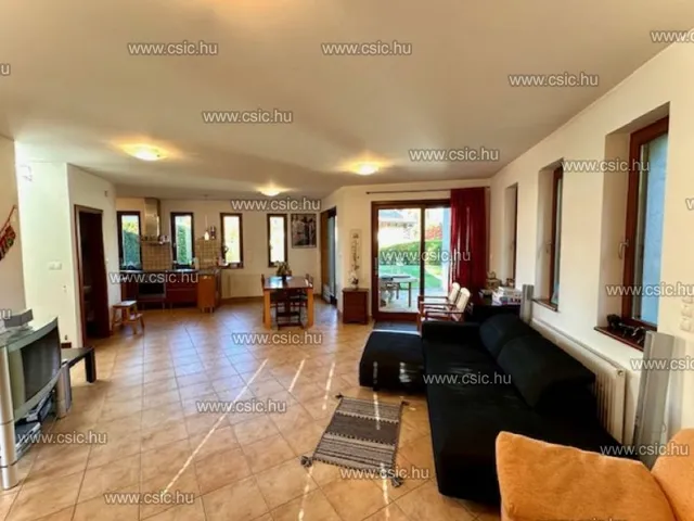 Eladó ház Üröm 328 nm