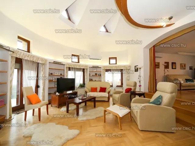 Eladó ház Budapest III. kerület, Csillaghegy 273 nm