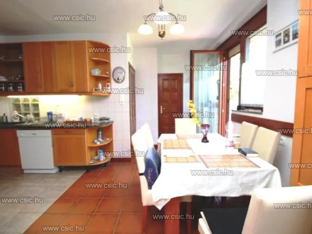Eladó ház Budapest III. kerület, Csillaghegy 273 nm