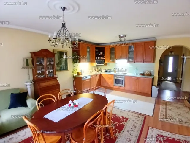 Eladó ház Erdőkertes 230 nm