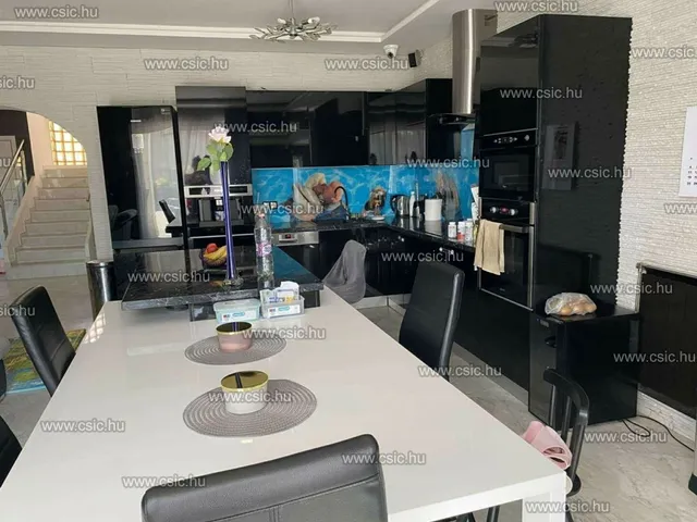 Eladó ház Budapest III. kerület, Csillaghegy 322 nm