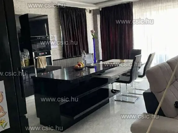 Eladó ház Budapest III. kerület, Csillaghegy 322 nm