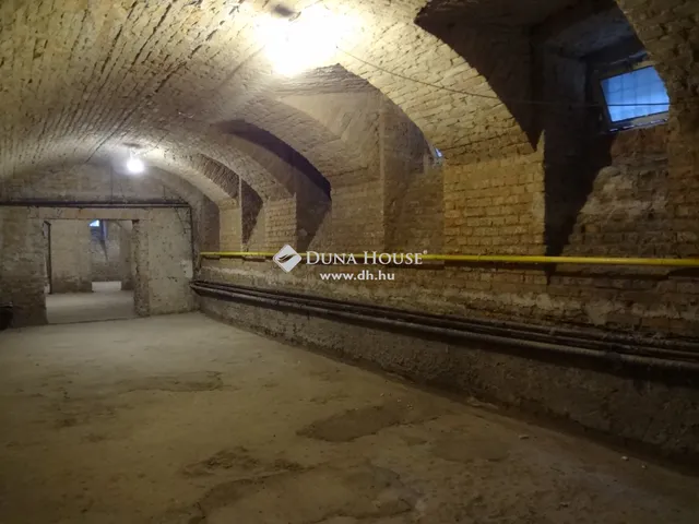 Eladó kereskedelmi és ipari ingatlan Budapest VI. kerület, Nagykörúton kívüli terület 309 nm