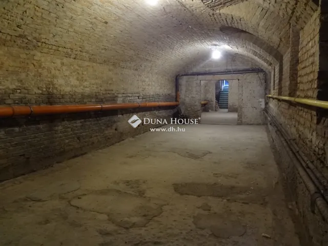 Eladó kereskedelmi és ipari ingatlan Budapest VI. kerület, Nagykörúton kívüli terület 309 nm