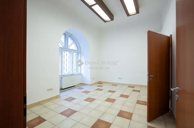 Eladó kereskedelmi és ipari ingatlan Budapest V. kerület, Lipótváros 264 nm