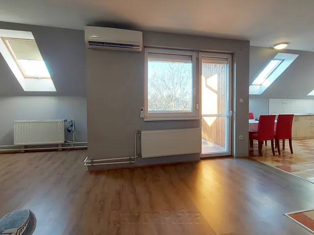 Kiadó lakás Üröm 108 nm