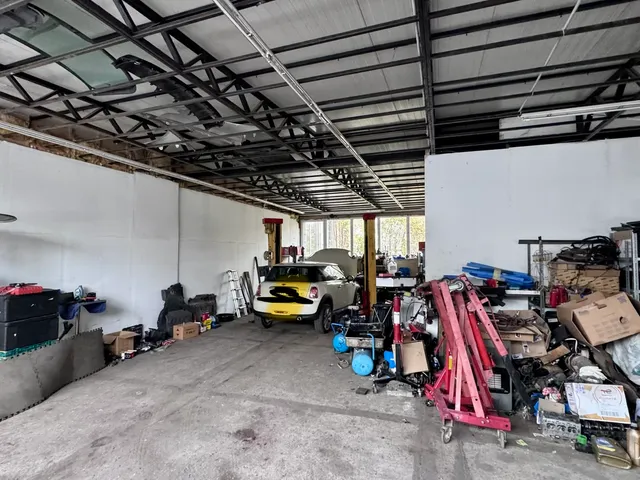 Kiadó kereskedelmi és ipari ingatlan Székesfehérvár, Horvát István lakótelep 150 nm