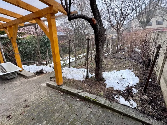 Kiadó ház Mór 96 nm