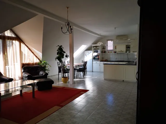 Kiadó lakás Üröm, Fő utca 135 nm