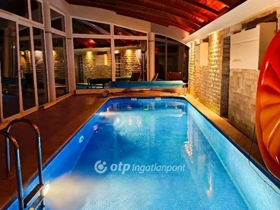 Eladó ház Kisoroszi 333 nm