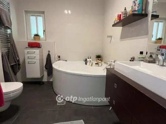 Eladó lakás Budapest III. kerület 140 nm