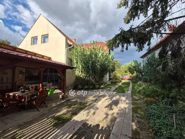 Eladó ház Ráckeresztúr 220 nm