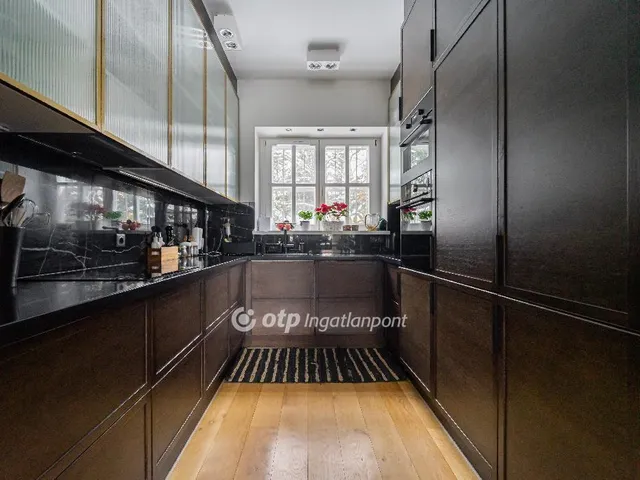 Eladó ház Budapest II. kerület, Szemlőhegy 210 nm