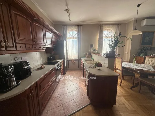 Eladó ház Budapest II. kerület, Hársakalja 135 nm