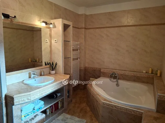 Eladó ház Érd, Fenyves-Parkváros 214 nm