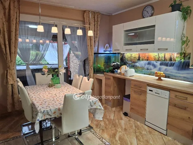 Eladó ház Érd, Fenyves-Parkváros 214 nm