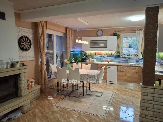 Eladó ház Érd, Fenyves-Parkváros 214 nm