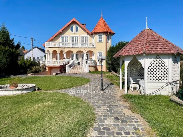 Eladó ház Penc 190 nm