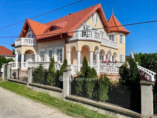Eladó ház Penc 190 nm