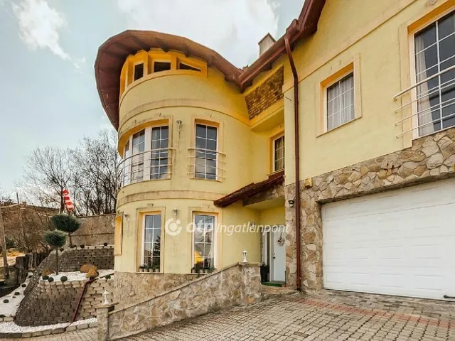 Eladó ház Budapest II. kerület, Hársakalja 360 nm