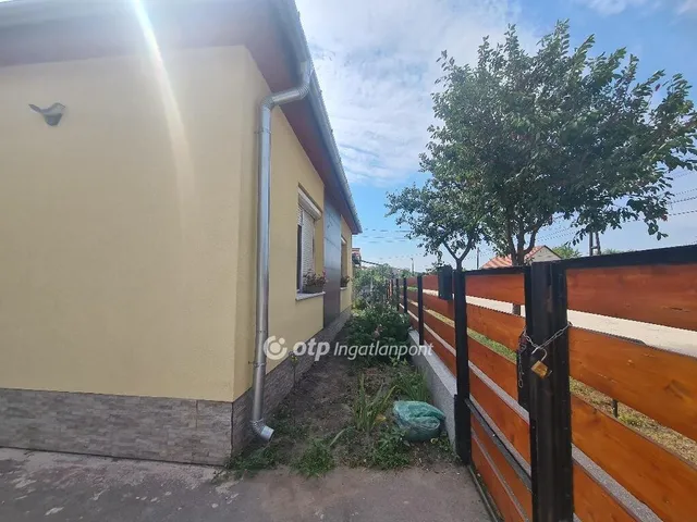 Eladó ház Törtel 90 nm