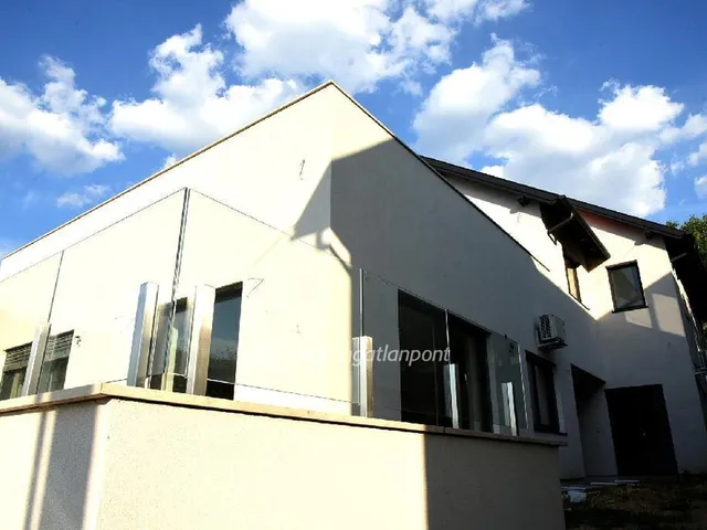 Eladó ház Üröm, Péterhegy 405 nm