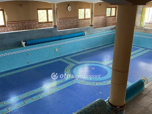 Eladó kereskedelmi és ipari ingatlan Velence 2400 nm