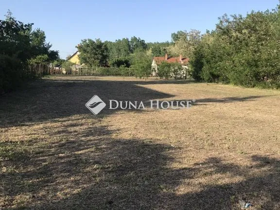 Eladó telek Csemő 910 nm