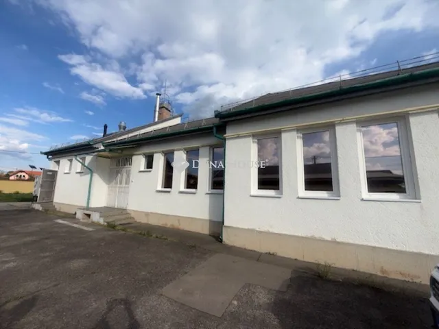 Eladó kereskedelmi és ipari ingatlan Vecsés, Halmy József tér 344 nm