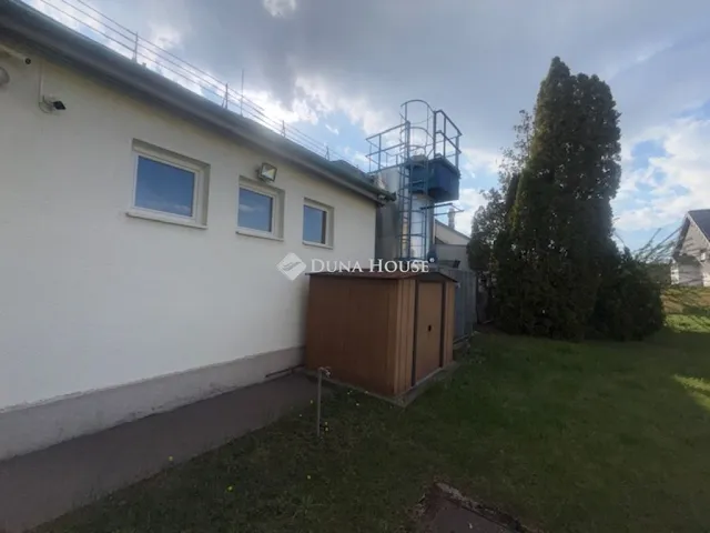 Eladó kereskedelmi és ipari ingatlan Vecsés, Halmy József tér 344 nm