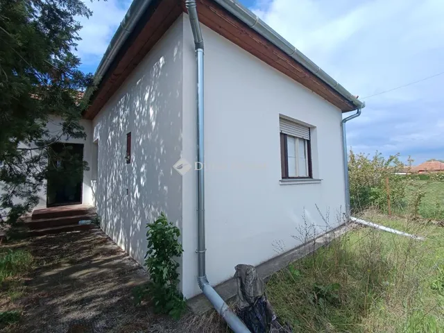 Eladó ház Törtel 63 nm