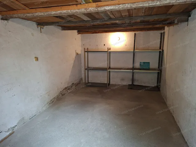 Eladó garázs Sopron, Jereván-lakótelep 18 nm