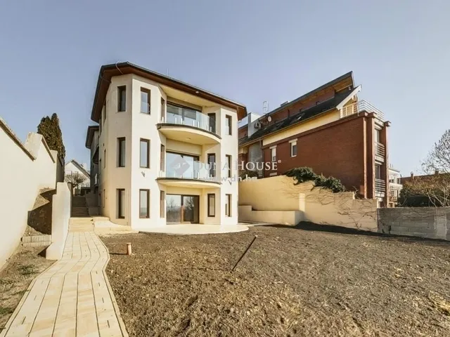 Eladó lakás Budapest XI. kerület 238 nm