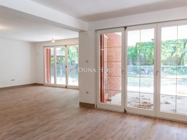 Eladó ház Leányfalu 385 nm