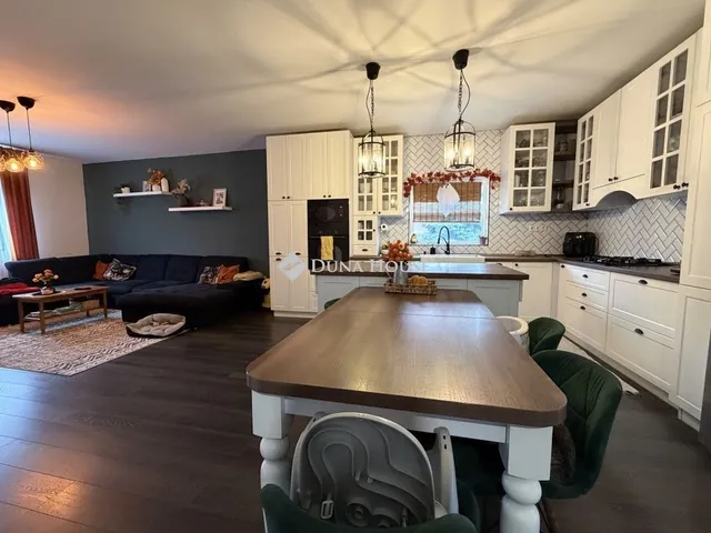 Eladó ház Budapest XVI. kerület 240 nm