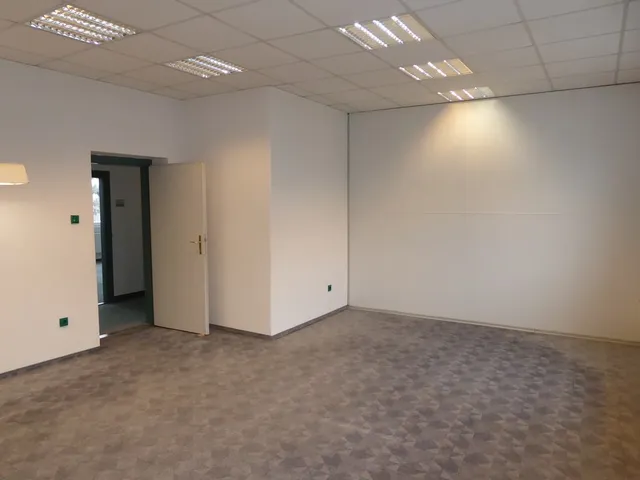 Kiadó kereskedelmi és ipari ingatlan Pécs, Nyugati ipari terület, Szentlőrinci út 32 nm