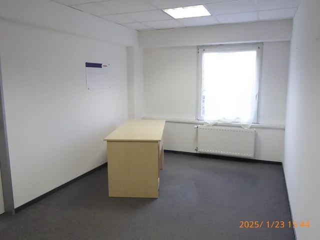 Kiadó kereskedelmi és ipari ingatlan Pécs, Belváros, Nyírfa utca 80 nm