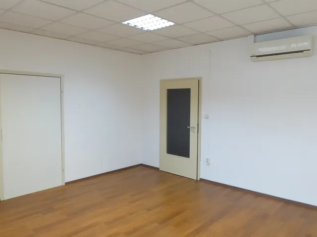 Kiadó kereskedelmi és ipari ingatlan Pécs, Ispitaalja, Megyeri út 25 nm