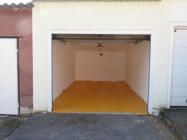 Kiadó garázs Pécs, Egyetemváros, Málna utca 15 nm