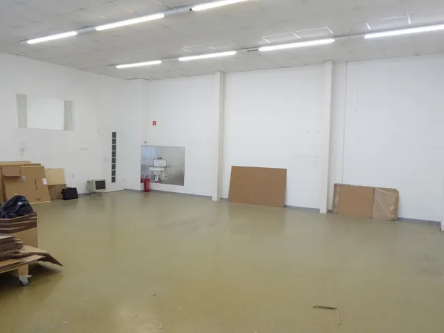 Kiadó kereskedelmi és ipari ingatlan Pécs, Siklósi városrész, Siklósi út 172 nm