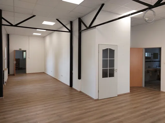 Kiadó kereskedelmi és ipari ingatlan Pécs, Siklósi városrész 63 nm